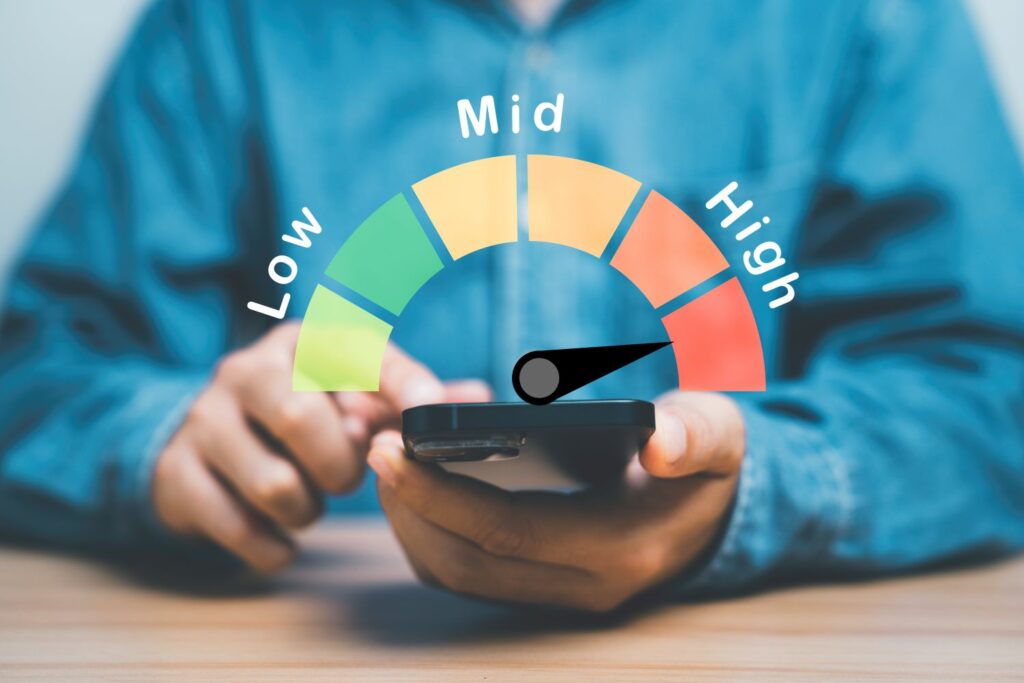 Un homme utilise un smartphone affichant un indicateur de niveau avec une aiguille pointant vers "High", illustrant un niveau élevé de satisfaction et indiquant qu'il est un promoteur de la marque.