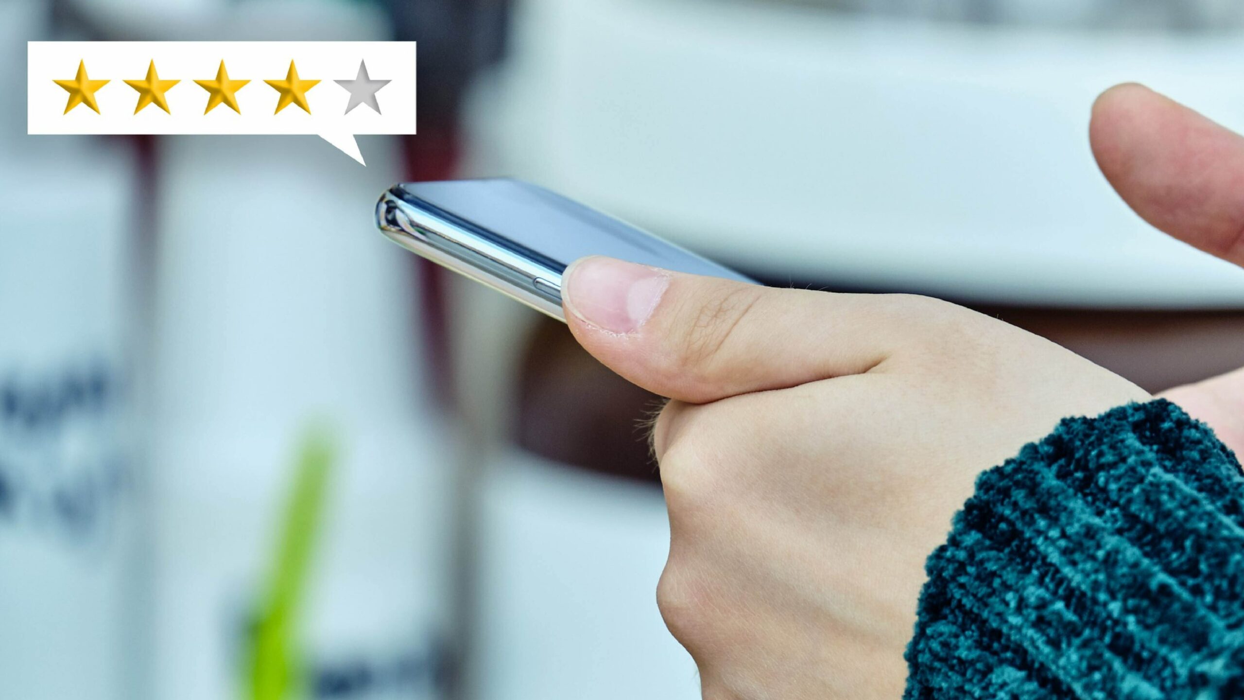  Personne laissant un avis Google avec 4 étoiles.