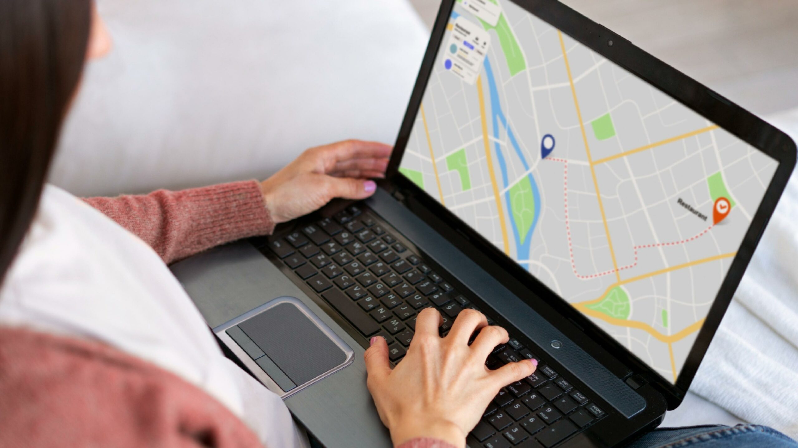 Personne recherchant un itinéraire sur une carte en ligne, illustrant la cohérence NAP.