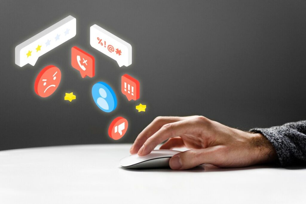 Illustration d'une souris d'ordinateur où un internaute poste des avis frauduleux