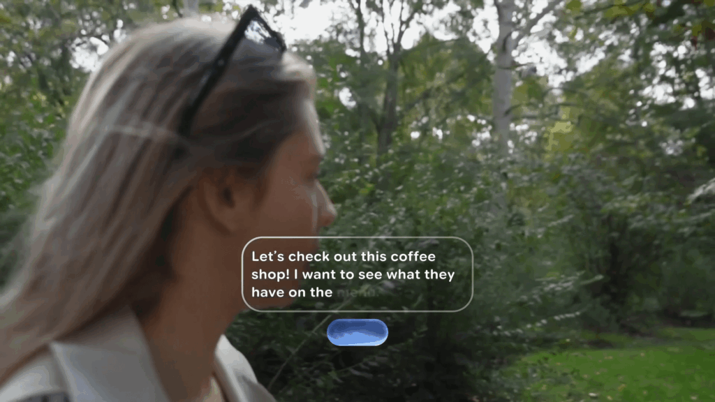 Femme avec lunettes connectées utilisant la réalité augmentée pour chercher un café à proximité.