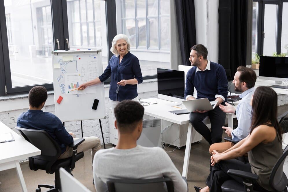 Six personnes se réunissent pour examiner les résultats de leur projet avis client.
