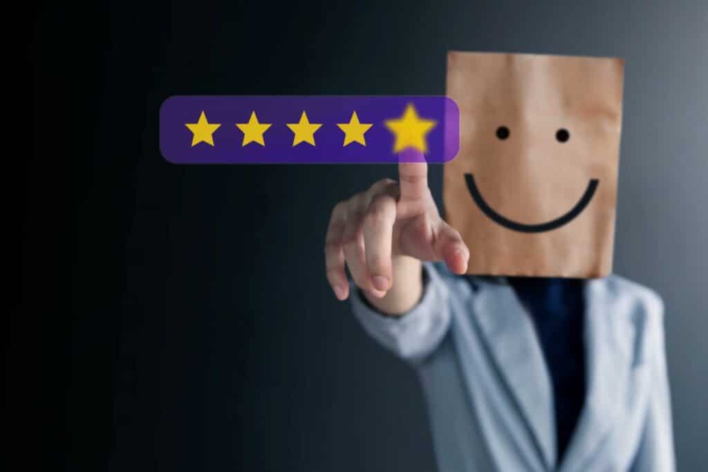 igure avec un masque souriant pointant vers une barre de cinq étoiles, symbolisant l'importance des avis clients dans le marketing relationnel