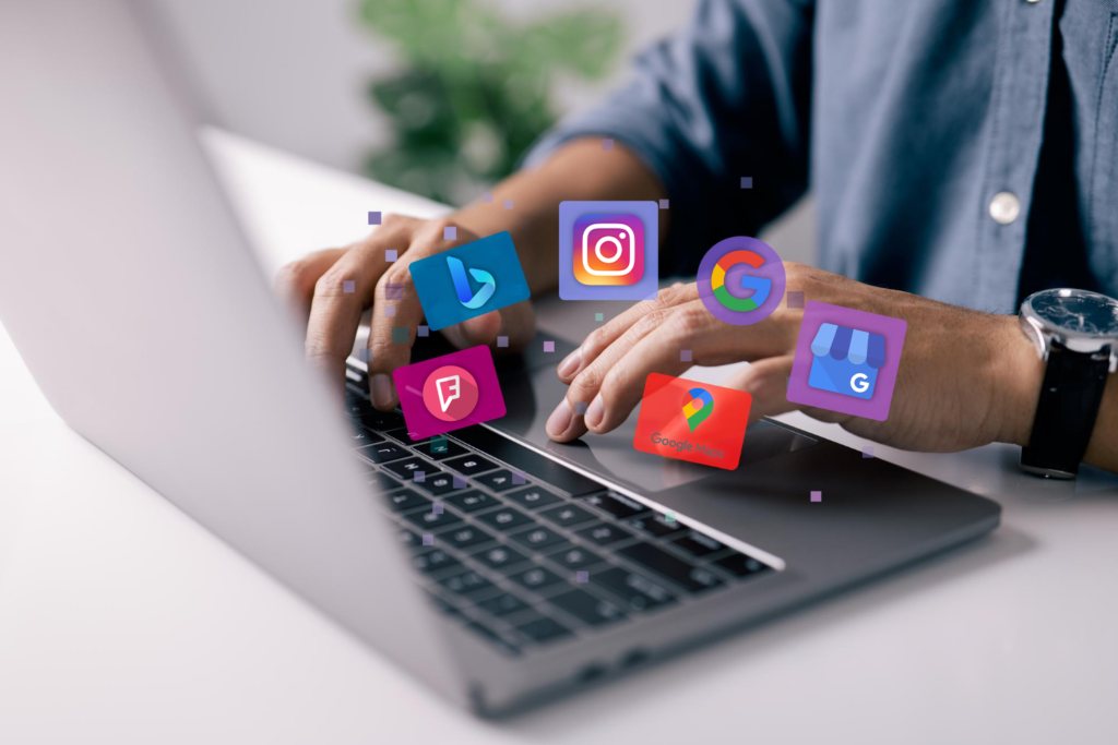 Personne utilisant un ordinateur portable avec des icônes de réseaux sociaux, des services de  Google, de cartographie et  de SEO local flottant à l'écran, illustrant le concept de presence management