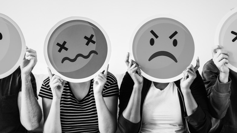 Personnes avec des emojis défavorables illustrant des avis Google négatifs