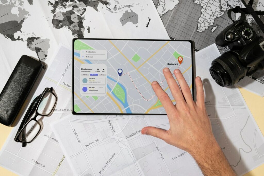 Tablette affichant un établissement sur Google Maps avec les avis des clients