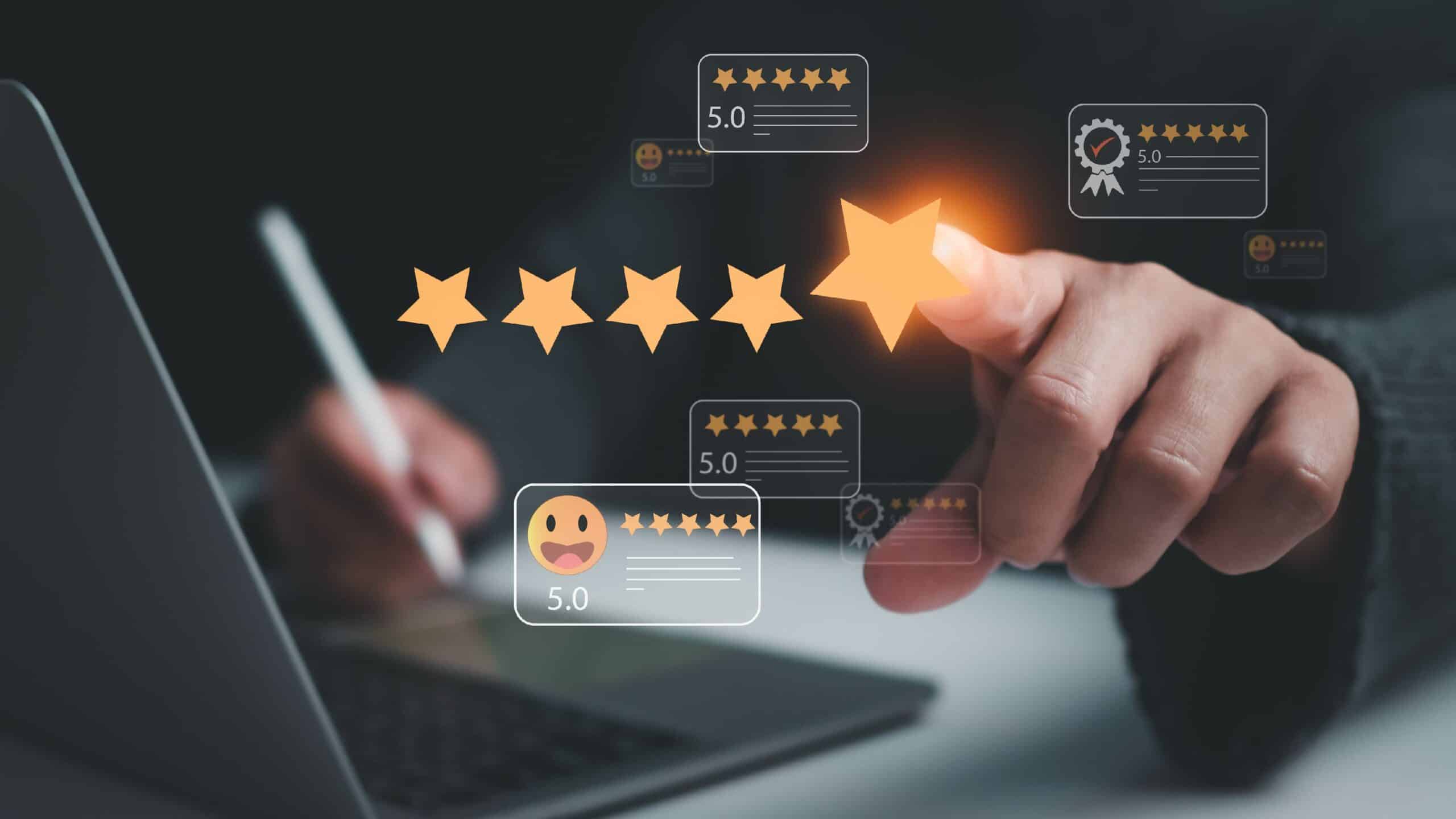 Une main attribuant une note de cinq étoiles sur un écran numérique, symbolisant l'importance des avis clients en ligne. En arrière-plan, des icônes de notation et de commentaires affichent des évaluations de 5 étoiles, soulignant la satisfaction client.