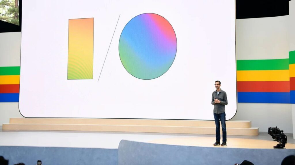 Sundar Pichai, directeur général de Google, présente les nouveautés et innovations de Google I/O 2024 sur scène.