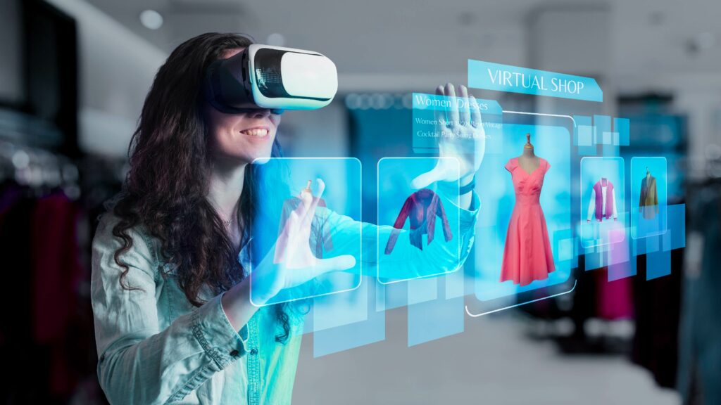 Une femme portant un casque de réalité virtuelle interagit avec un affichage holographique dans une boutique de vêtements virtuelle. Des images de vêtements comme des robes et des vestes apparaissent devant elle, représentant une expérience de shopping immersive.