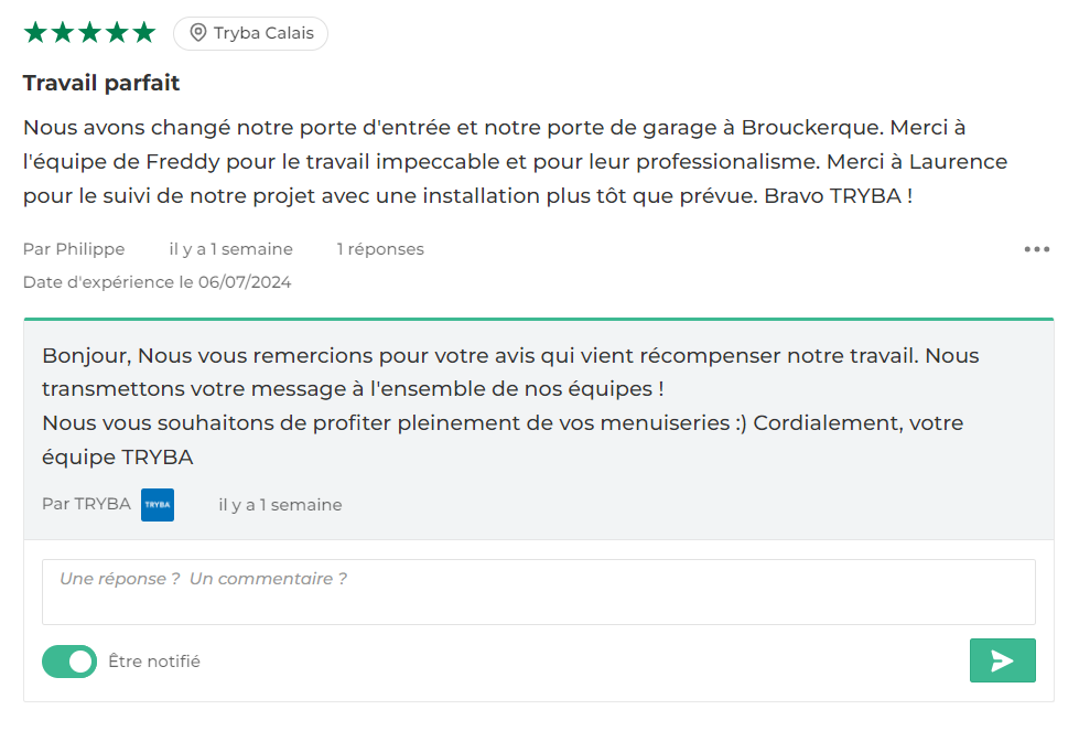 Une capture d'écran d'un avis client sur Tryba Calais. L'avis, noté 5 étoiles, décrit un travail parfait pour le changement de porte d'entrée et de porte de garage à Brouckerque, remerciant spécifiquement l'équipe de Freddy pour leur professionnalisme et Laurence pour le suivi du projet. La réponse de Tryba remercie le client pour son avis, indique que le message sera transmis à l'ensemble des équipes, et souhaite au client de profiter pleinement de ses nouvelles menuiseries. La réponse se termine par "Cordialement, votre équipe TRYBA".